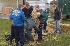 Buurtkinderen maken stroman